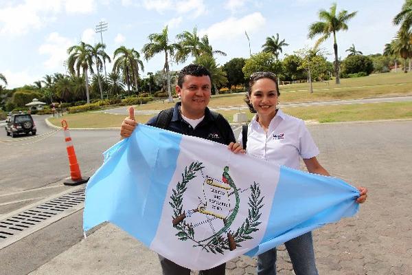 La bandera de Guatemala ya está en Saint Johns, Antigua y Barbuda con dos aficionados nacionales. (Foto Prensa Libre: Francisco Sánchez)