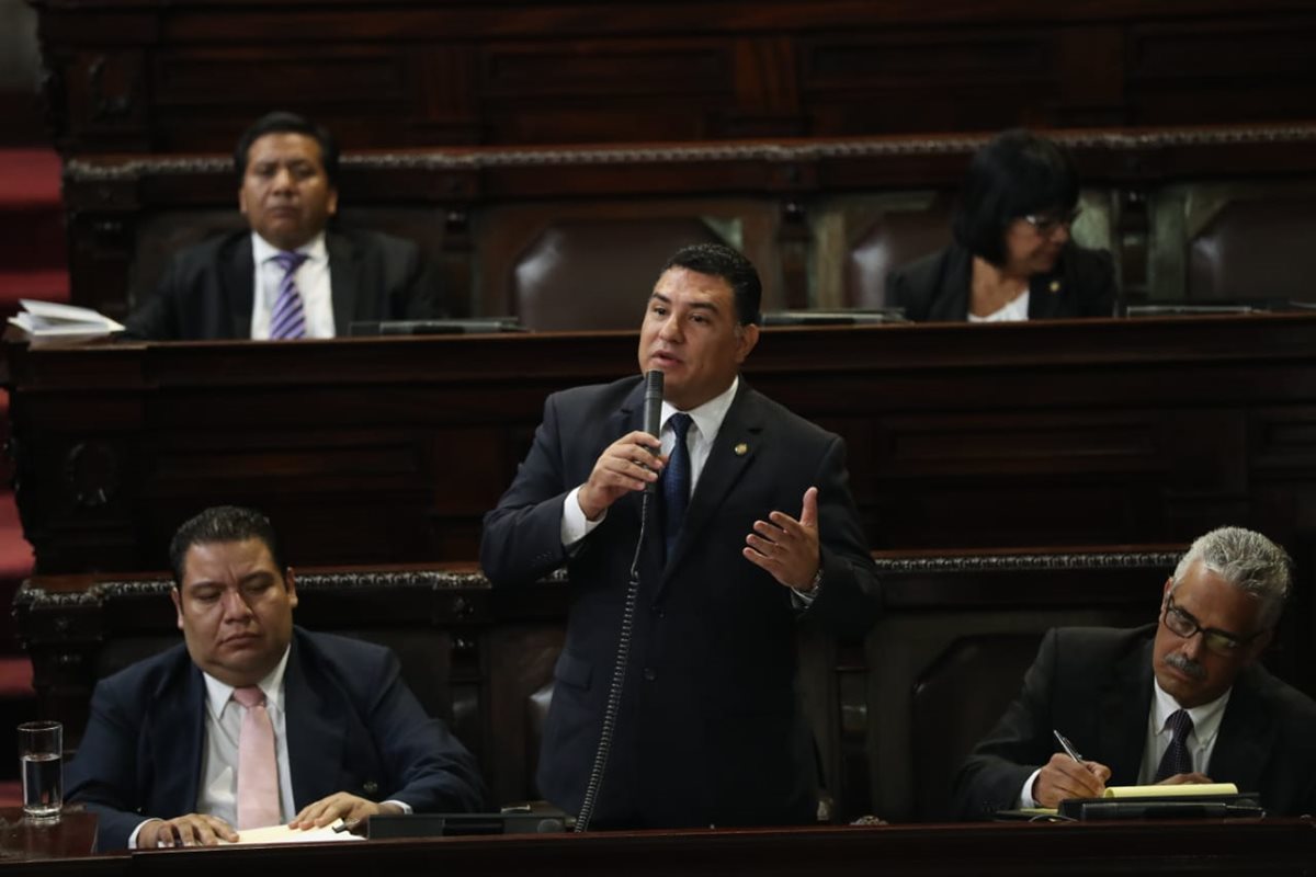 Ministro de Ambiente, Alfonso Alonzo, durante interpelación en el Congreso. (Foto Prensa Libre: Esbin García)