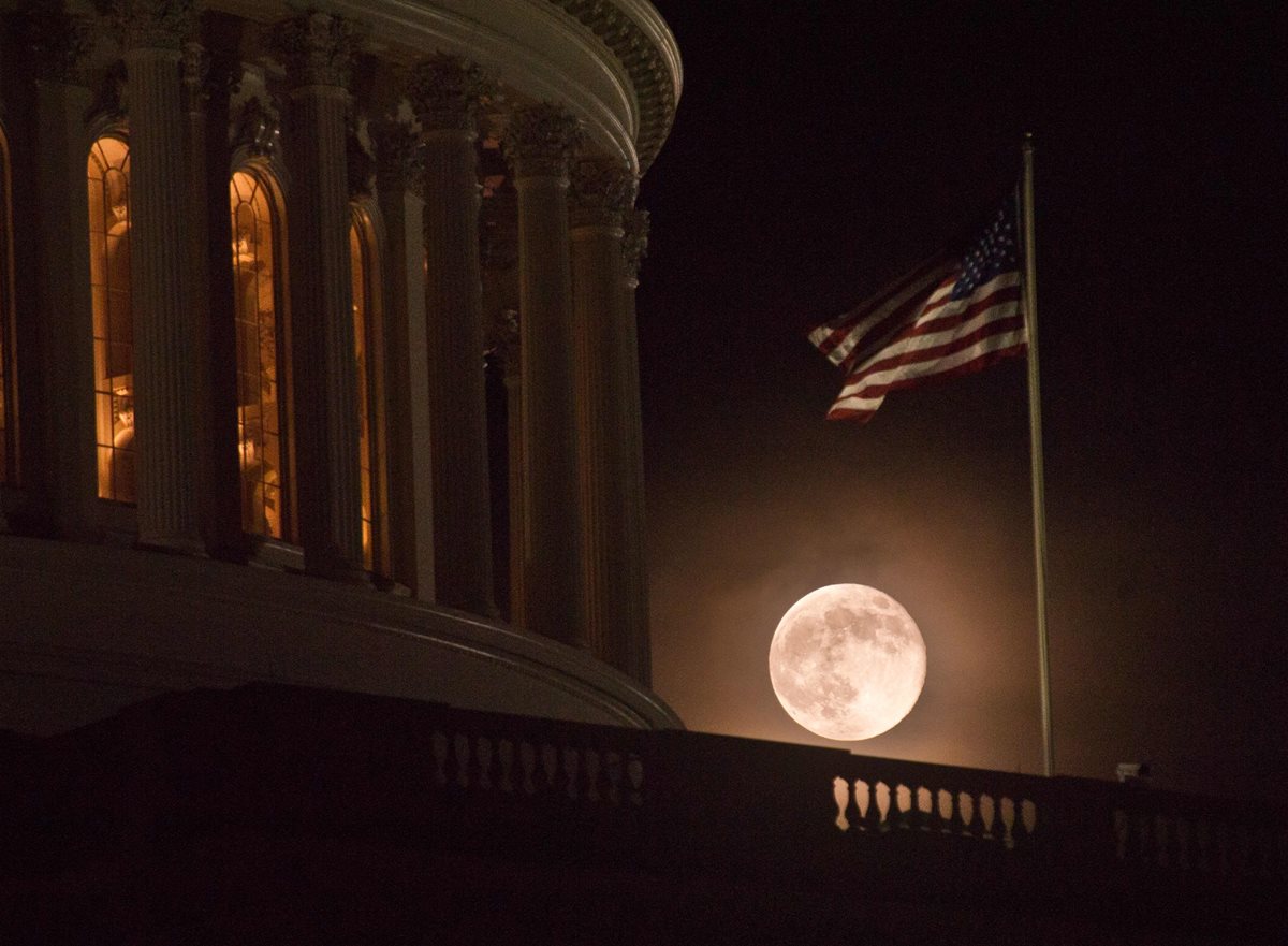 La luna llena resplandece detras del Capitolio en Washington, EE. UU. (Foto Prensa Libre: AFP).