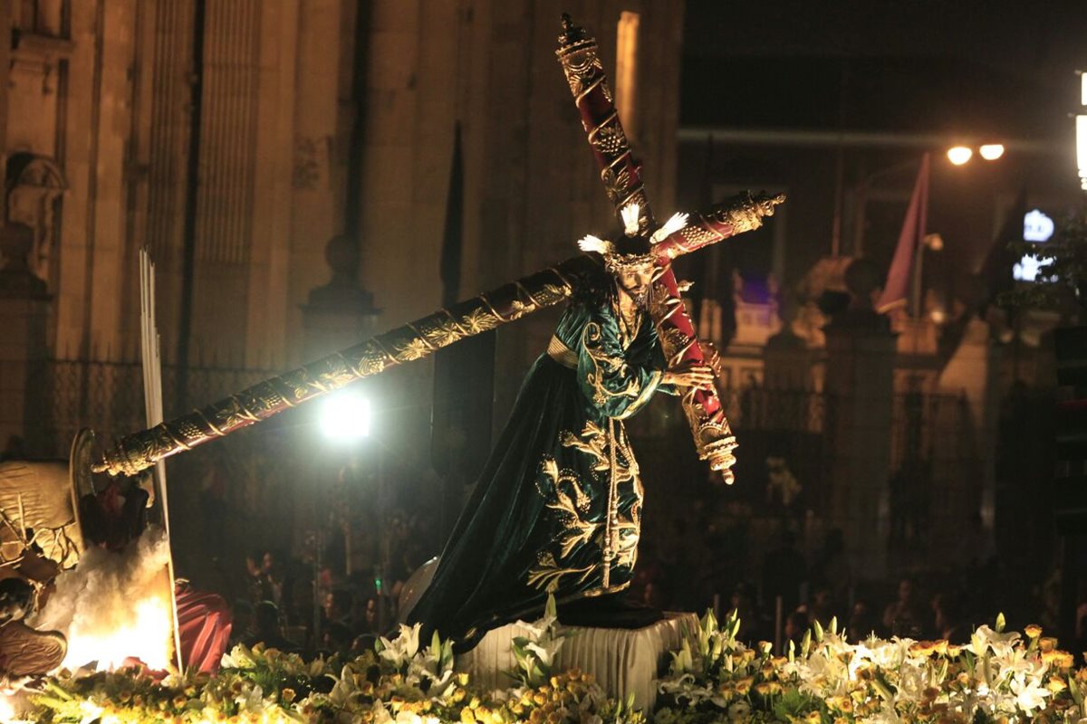 Procesión de Jesús de las Tres Potencias salió de las 18.30 horas de este viernes de la catedral Metropolitana. (Foto Prensa Libre: Carlos Hernández).
