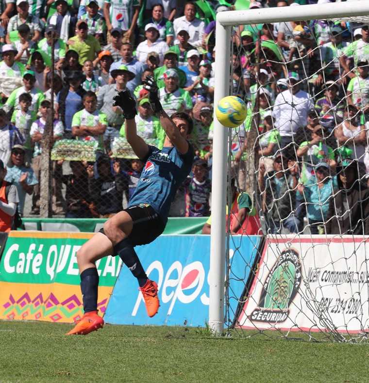 El guardameta escarlata recibió 23 tantos —5 en la fase final— en los 27 encuentros que disputó. (Foto Prensa Libre: Eddy Recinos)