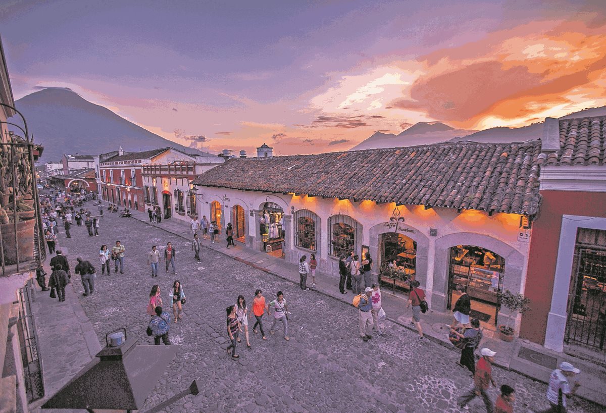 Cientos de turistas nacionales y extranjeros recibirán el año en la ciudad colonial. (Foto, Prensa Libre: Iván Castro)