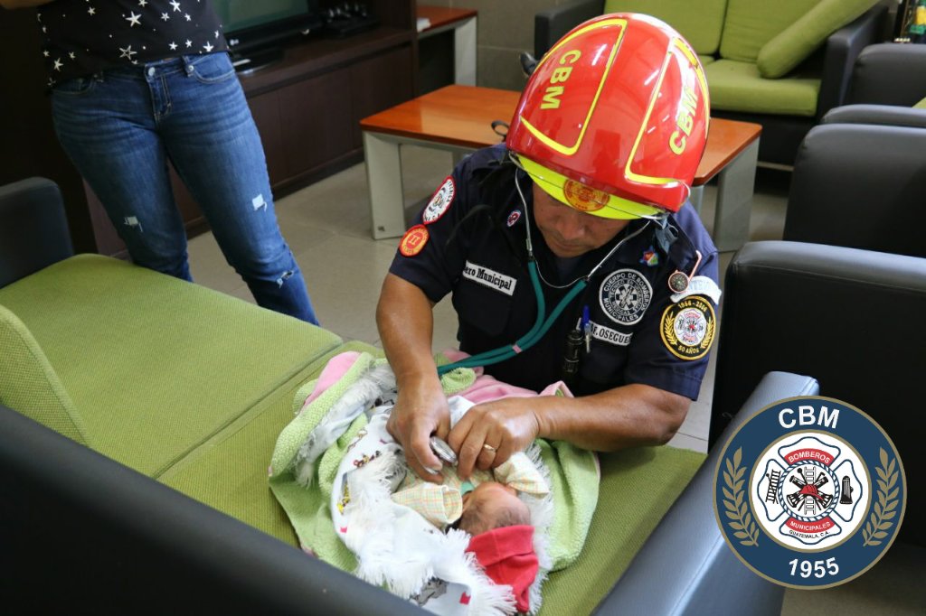 Un bombero de la estación 5 municipal práctica una evaluación médica a la menor que fue abandonada en la vía pública. (Foto Prensa Libre: CBM)