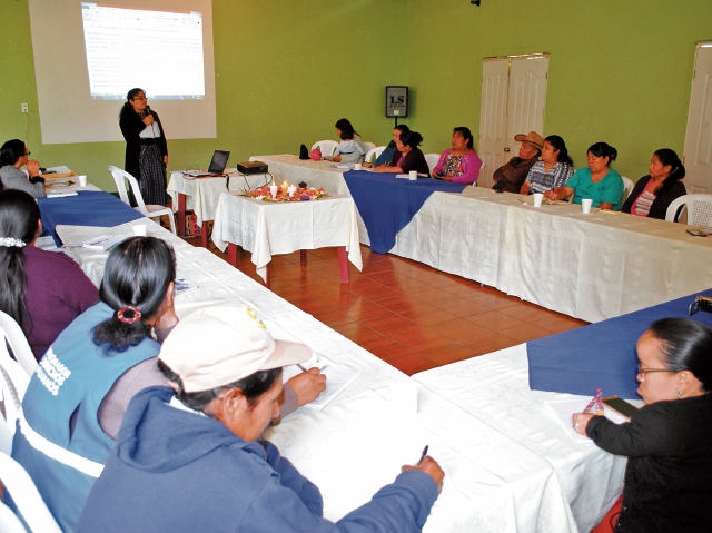 Representante de la Asociación Política de Mujeres Mayas Moloj presenta resultados de auditoría social efectuada en el Hospital Nacional de Chimaltenango. (Foto Prensa Libre: José Rosales).