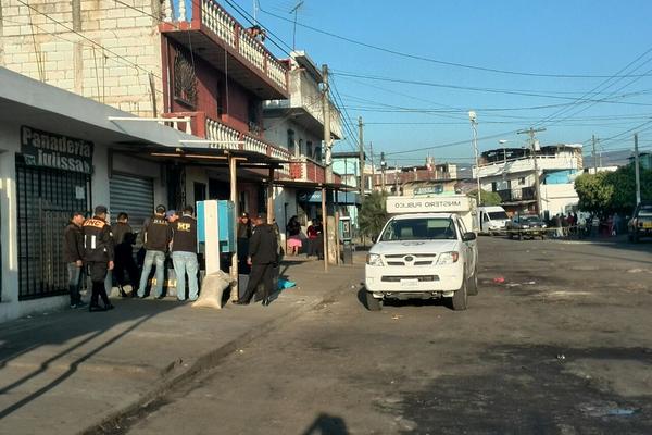 Presuntos pandilleros atacaron a balazos a dos pilotos de la ruta 22 en la zona 6. (Foto Prensa Libre: E. Paredes)