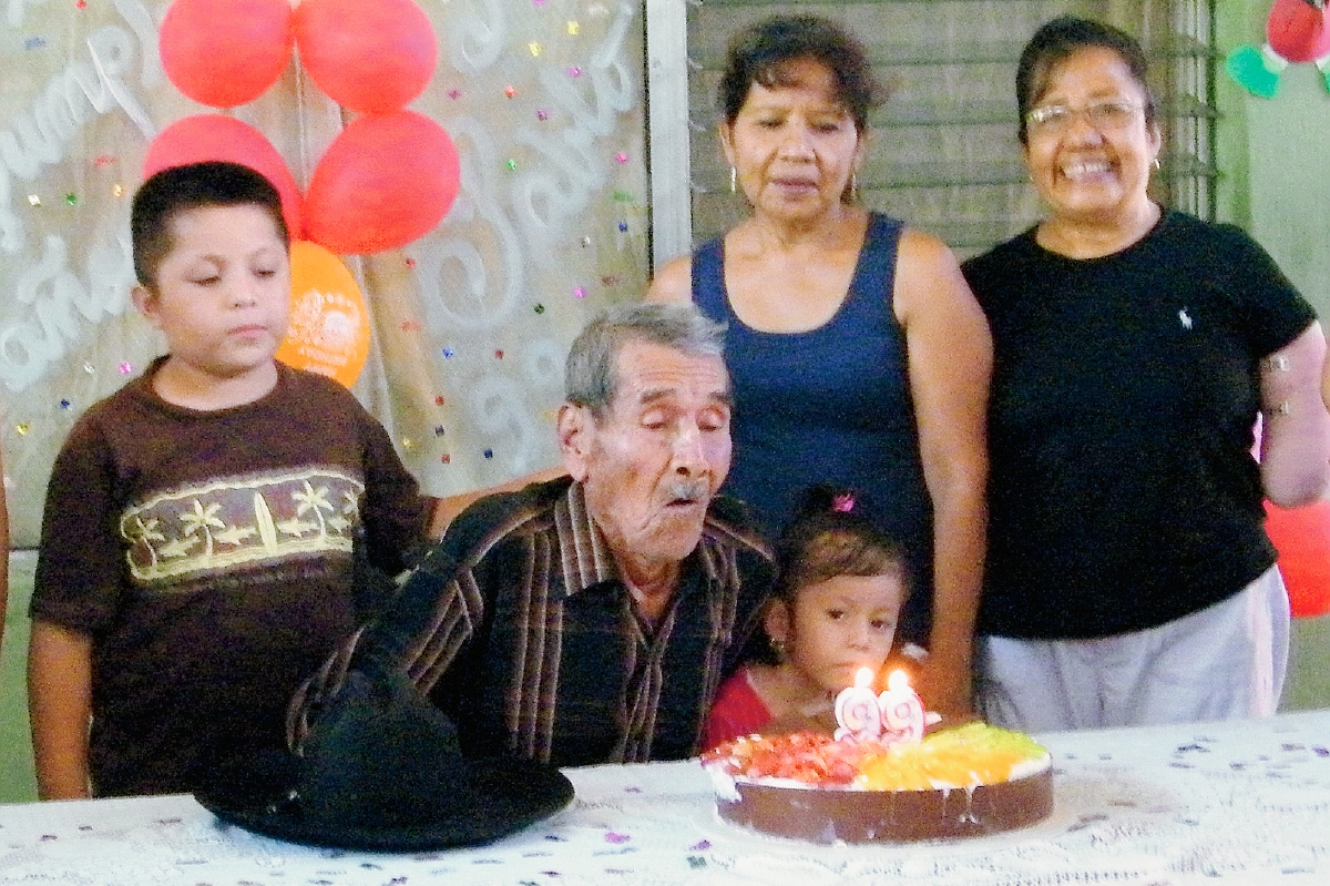 Pablo Oliva García cumpliría 100 años el próximo 30 de junio, en El Rancho, San Agustín Acasaguastlán, El Progreso. (Foto Prensa Libre: Héctor Contreras)