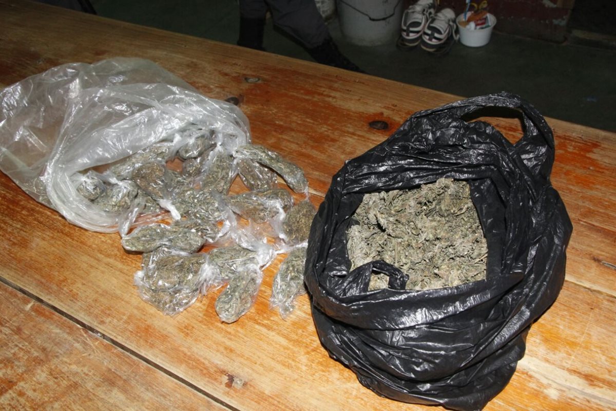 Una bolsa con marihuana también fue incautada durante el operativo efectuado por la PNC en la cárcel de Puerto Barrios, Izabal. (Foto Prensa Libre: PNC)