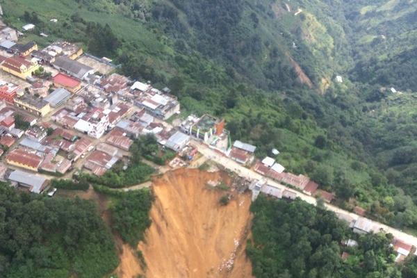 Derrumbe podría crecer y partir el área urbana de  Tectitán, Huehuetenango. (Foto Prensa Libre: Mike Castillo)