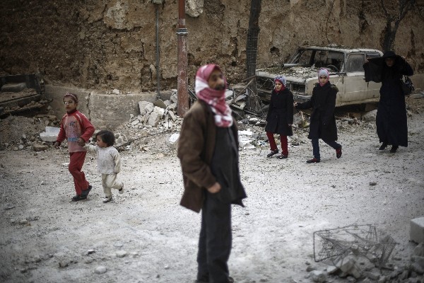 <span class="hps">Sirios</span> <span class="hps">ven</span> <span class="hps">en el sitio de</span> <span class="hps">un ataque aéreo</span> <span class="hps">llevado a cabo por</span> <span class="hps">las fuerzas leales</span> <span class="hps">al régimen de</span> <span class="hps atn">Al </span><span>Asad</span><span>,</span> <span class="hps">en</span> <span class="hps">Douma</span><span>,</span> <span class="hps">afueras de Damasco</span><span>. (Foto Prensa Libre:EFE)</span>