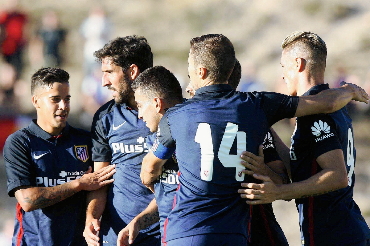 Correa celebra con sus compañeros el segundo gol del Atlético. (Foto Prensa Libre: EFE)