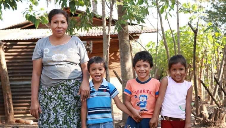 Carmen posa junto a Isaí, Joel y Carmen, tres de los cuatrillizos, en su casa de La Máquina, Suchitepéquez. (Foto Prensa Libre: Cristian Icó Soto)