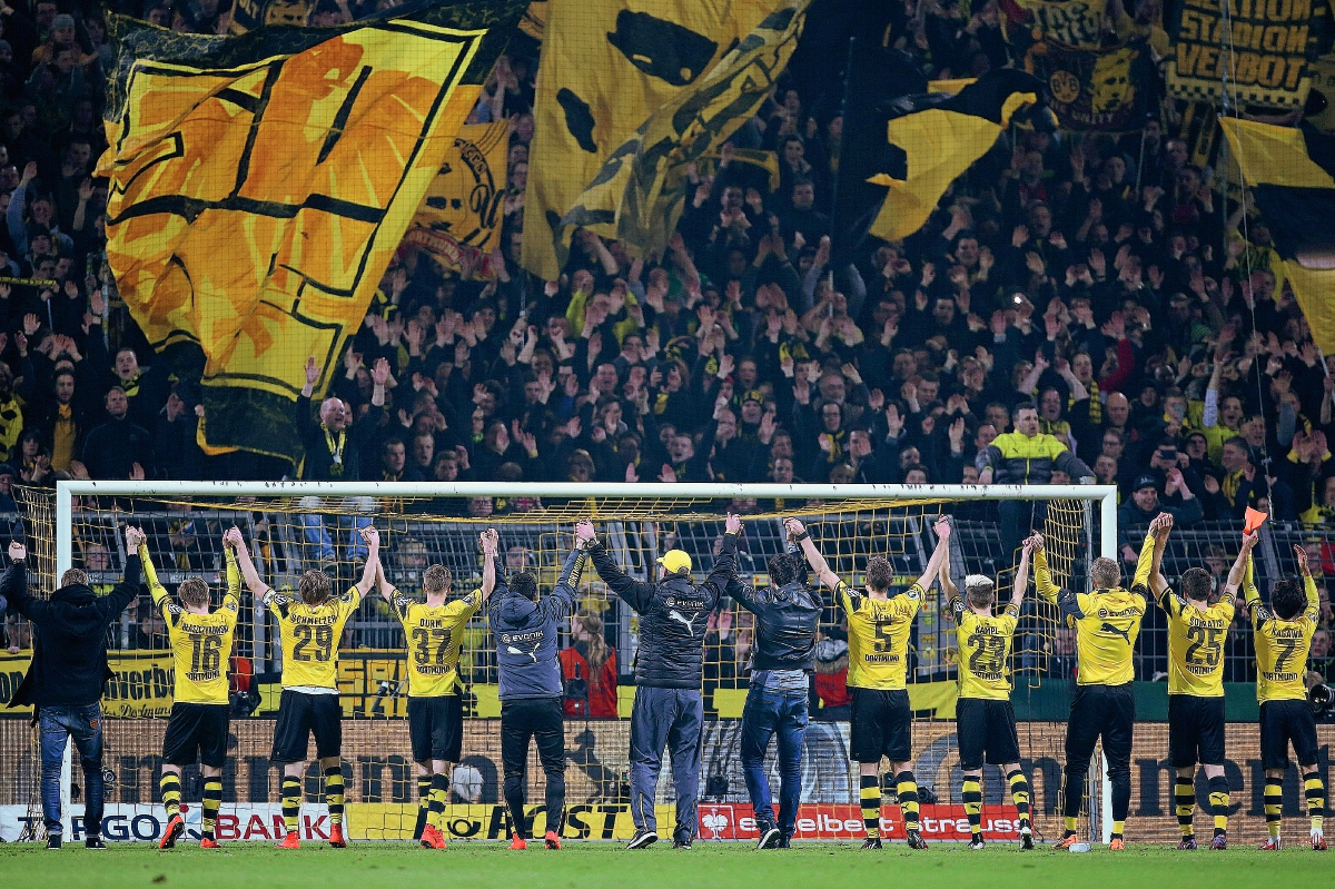 Los jugadores del Dortmund celebran ante su afición la victoria ante el Hoffenheim. (Foto Prensa Libre: EFE)