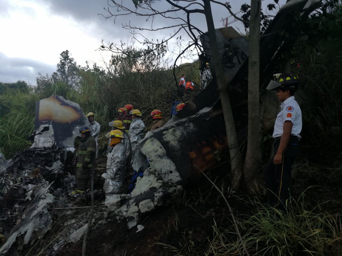 Cuerpos de socorro apagaron el incendio de la aeronave.