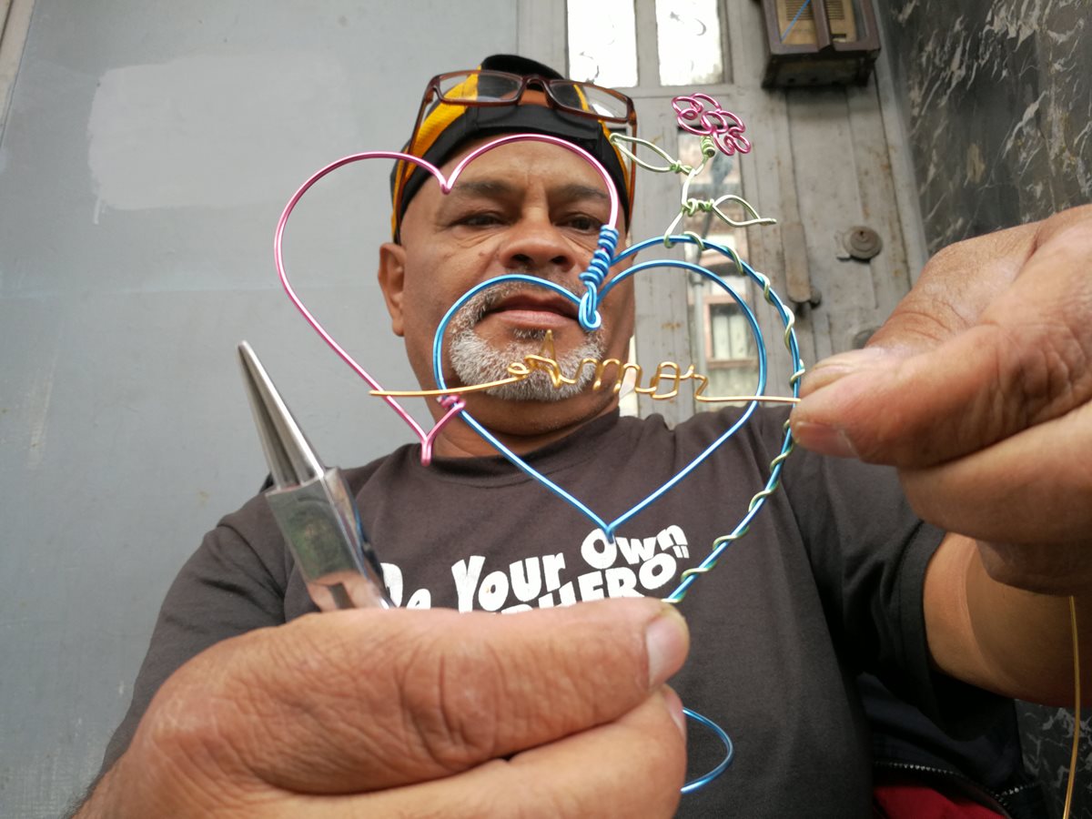 Carlos Humberto Lara elabora artesanías con alambre, en el Paseo de la Sexta, zona 1 de la capital. (Foto Prensa Libre: César Pérez)