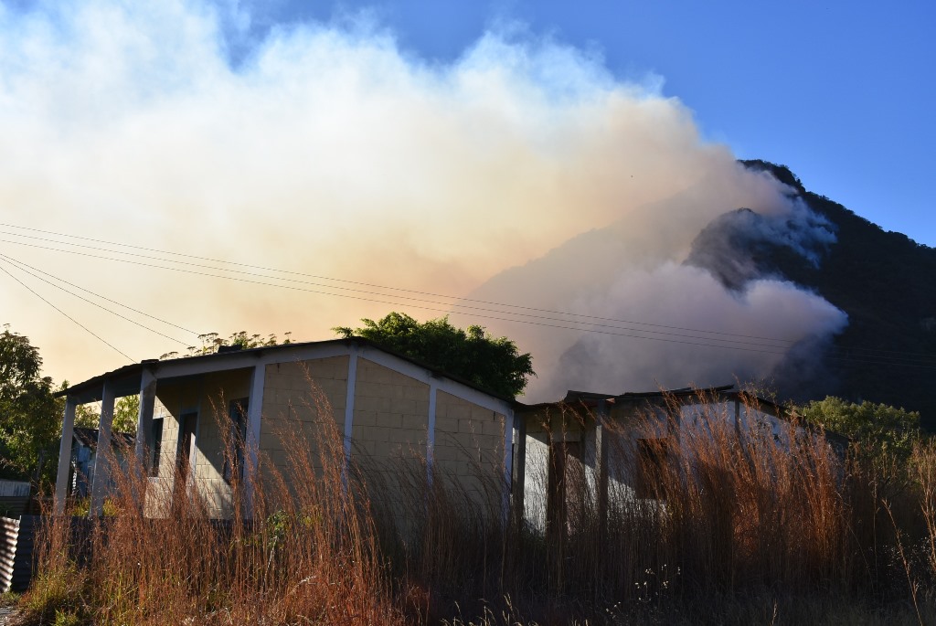 Vista del incendio que comenzó el lunes último en la montaña Chopil, Sololá. (Foto Prensa Libre: Édgar Sáenz).