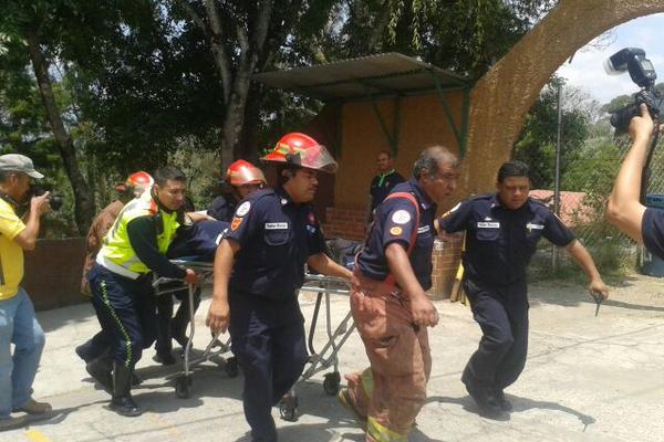 Bomberos también fueron atacados por las abejas. (Foto Prensa Libre: CBM)