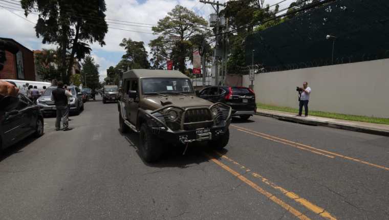 Estos vehículos militares circularon frente a las oficinas de la Cicig. (Foto Prensa Libre: Cicig)