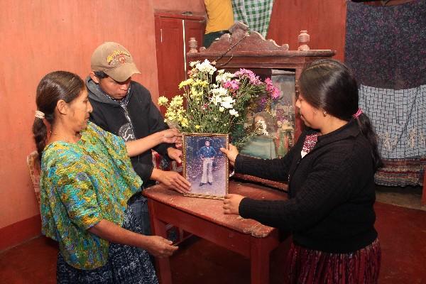 Familiares de Cac se preparan para la velación e inhumación de los restos hallados en exhumaciones.