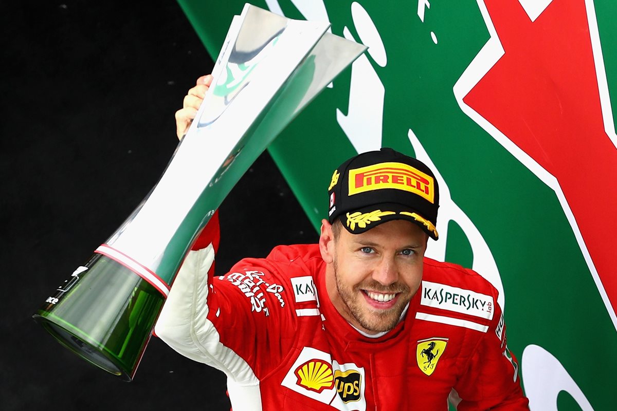 Sebastian Vettel muestra el trofeo luego de ganar en el GP de Canadá. (Foto Prensa Libre: AFP)