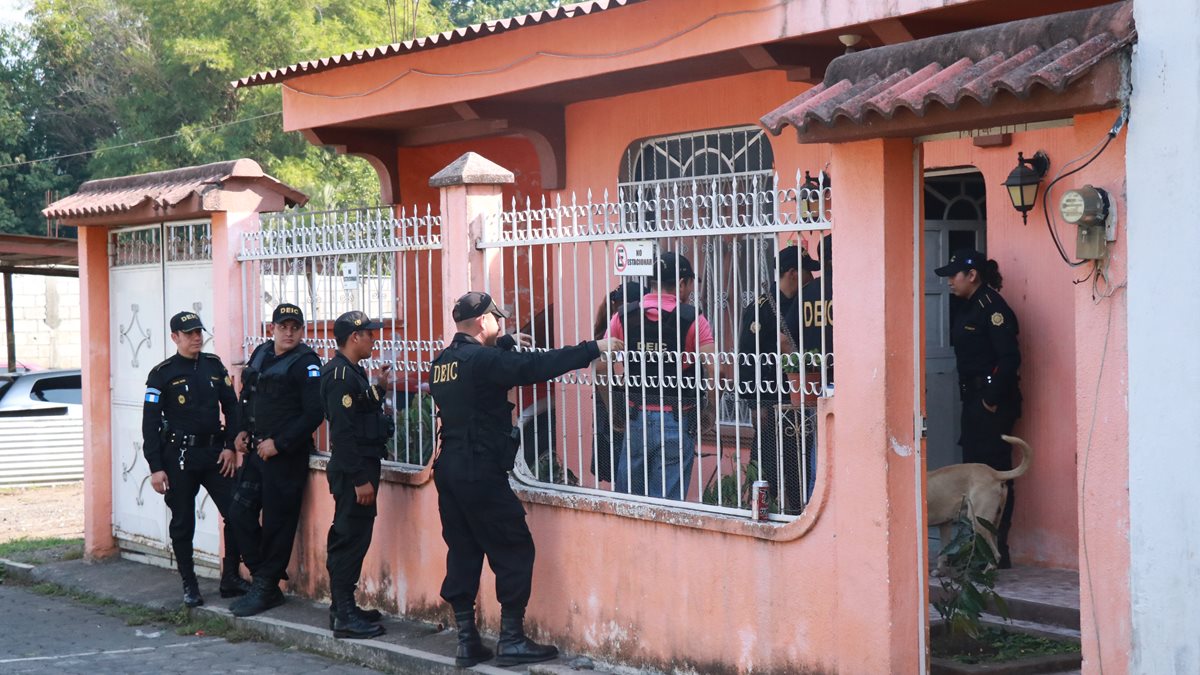 La Policía allana un inmueble en Patulul. (Foto Prensa Libre: Cristian Icó)