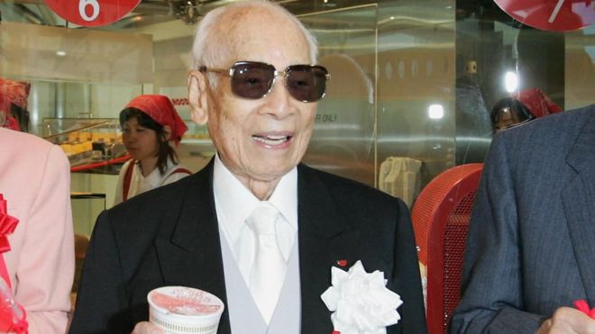 Después de varios negocios fallidos, Momofuku Ando inventó los noodles instantáneos en 1958. GETTY IMAGES