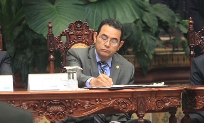 El presidente Jimmy Morales, durante un evento con el cuerpo diplomático en el Palacio Nacional de la Cultura. (Foto Prensa Libre: Esbin García)