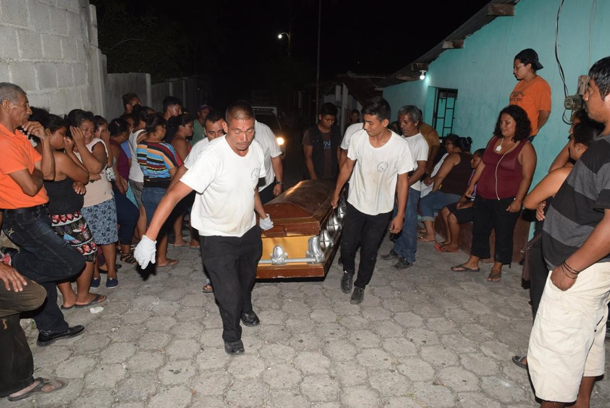 Personal de una funeraria retira el cadáver de Etelvina Cabrera García para trasladarlo a la morgue. (Foto Prensa Libre: Mario Morales)