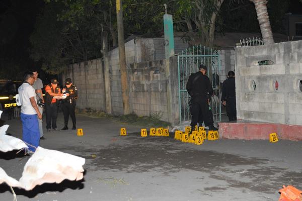 Las autoridades realizaron el embalaje de pruebas en el lugar del ataque. (Foto Prensa Libre: Enrique Paredes)<br _mce_bogus="1"/>