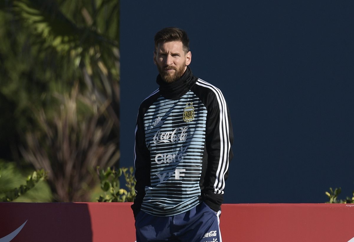 El delantero argentino Lionel Messi se presentó este martes por primera vez a los entrenamientos de la selección, que se prepara para el Mundial de Rusia. (Foto Prensa Libre: AFP)