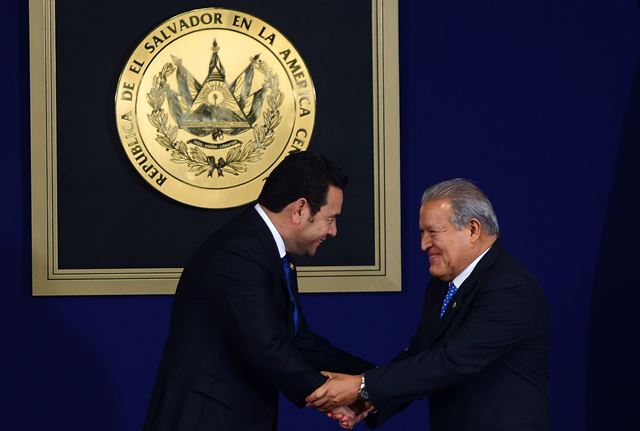 Jimmy Morales y Salvador Sánchez Cerén se saludan este lunes en la capital salvadoreña. (Foto Prensa Libre: AFP)