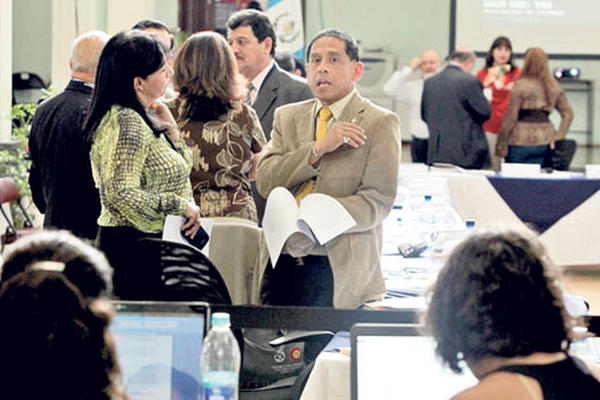 Los comisionados para Corte Suprema de Justicia avalaron la resolución de la Corte de Constitucionalidad que deja en vigencia sus decisiones.