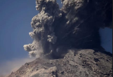 Ricky Lopez Bruni captó los momentos de una explosión del Volcán de Fuego. (Foto Prensa Libre: YouTube)