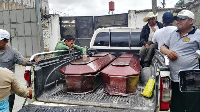 Familiares de las víctimas esperan en las afueras de la morgue, en Jalapa. (Foto Prensa Libre: Hugo Oliva)