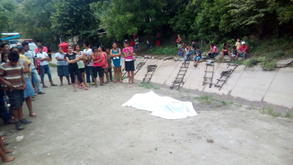 Vecinos llegan a identificar el cadáver (Foto Prensa Libre: Mario Morales)