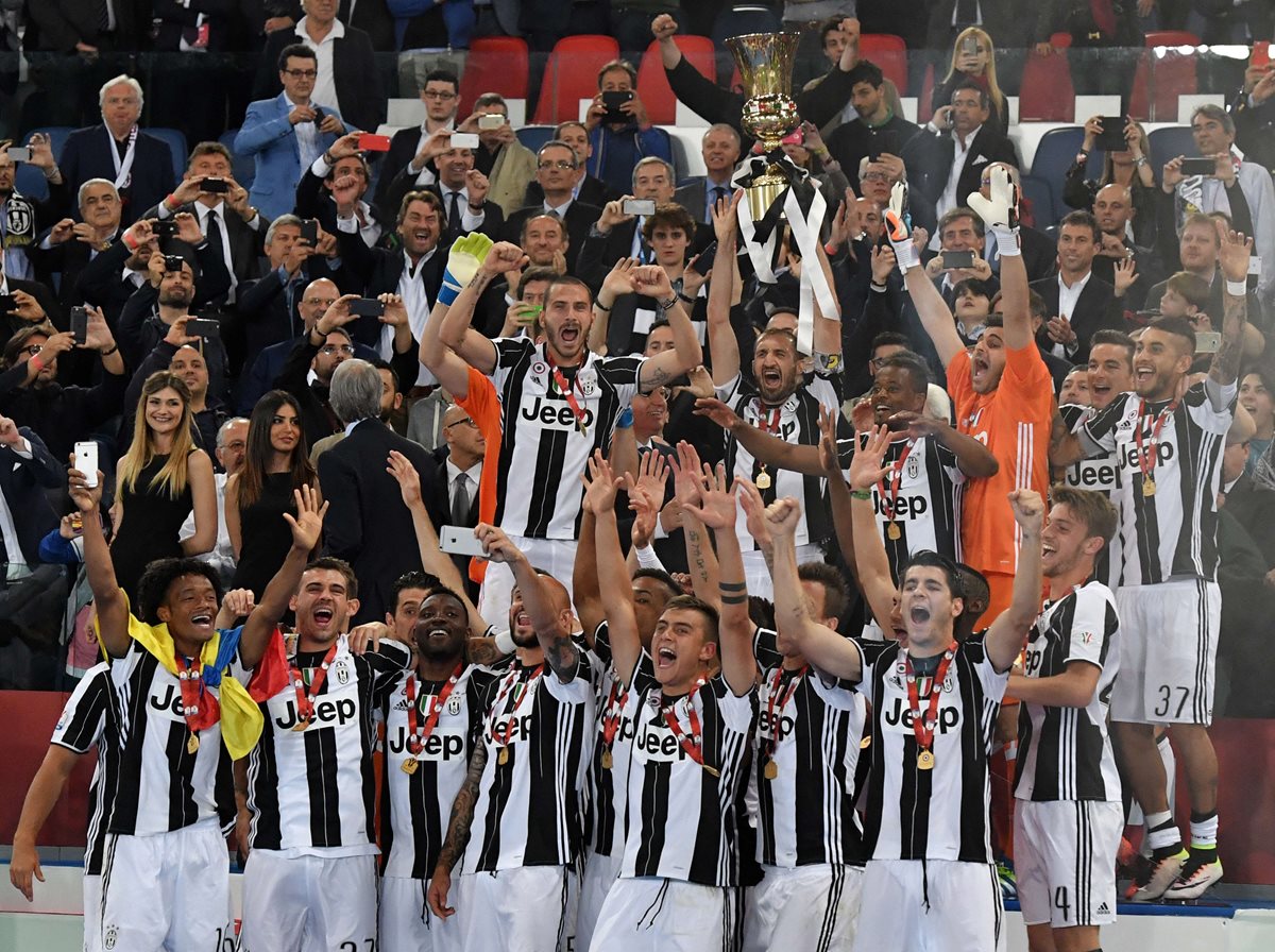 Los jugadores de la Juventus gritaron de emoción al levantar la Copa. (Foto Prensa Libre: AFP)