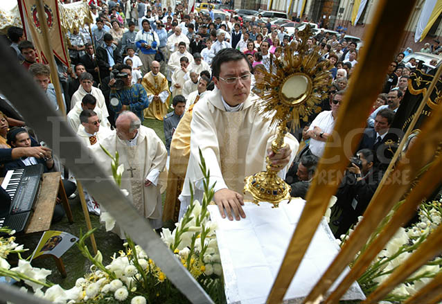 Sacerdote coloca la custodia con el Santísimo en un altar en la Plaza de la Constitución. (Foto: Hemeroteca PL)