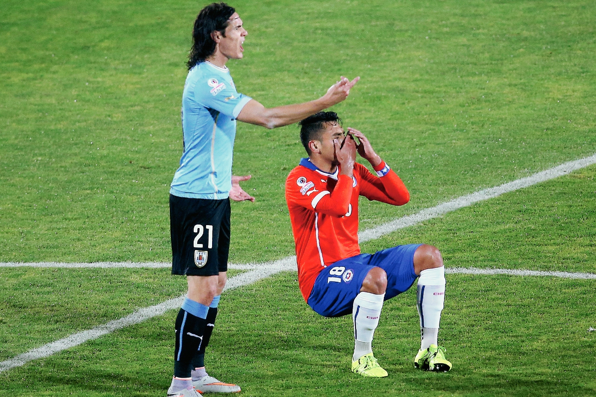 Gonzalo Jara cae al suelo tras el golpe de Edinson Cavani quién reclama al árbitro. (Foto Prensa Libre: AP)