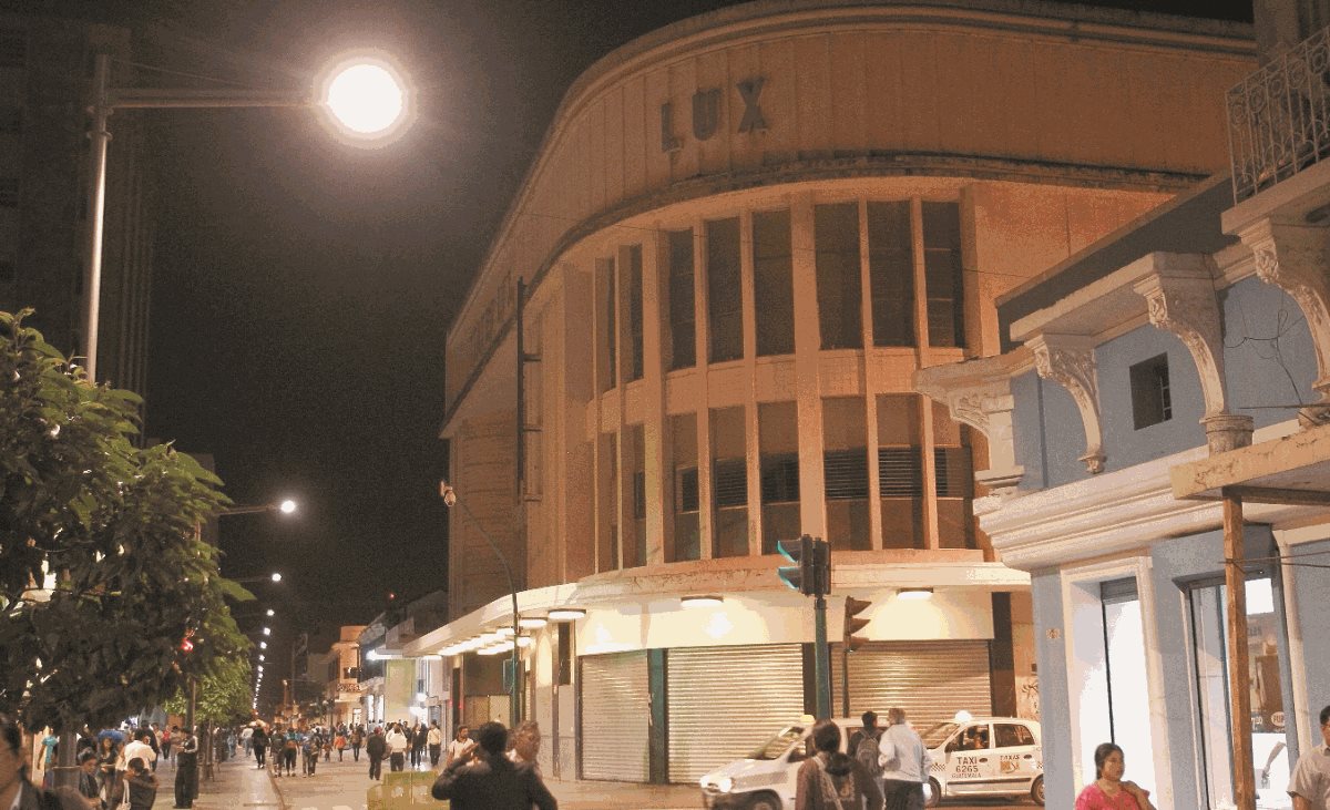 Fachada del cine Lux en la 6a avenida y 11 calle de la zona 1. (Foto Prensa Libre: Hemeroteca PL)