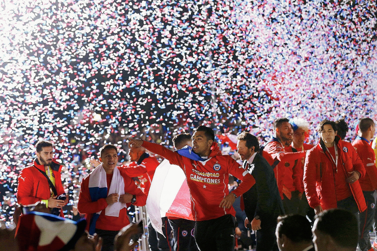 Los jugadores de la selección chilena de futbol celebran con fanáticos tras ganar la Copa América 2015. (Foto Prensa Libre: EFE)