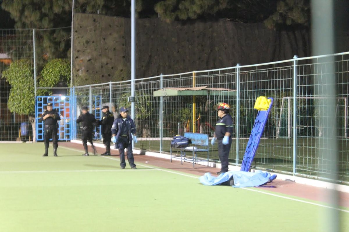 Agentes de la PNC resguardan el cadáver de José Enrique Sequén Martín, quien fue ultimado en Chimaltenango. (Foto Prensa Libre:)