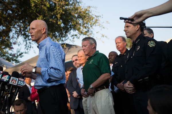 El gobernador de Florida, Rick Scott (i), habla sobre las investigaciones de la matanza en Orlando. (Foto Prensa Libre: AFP)