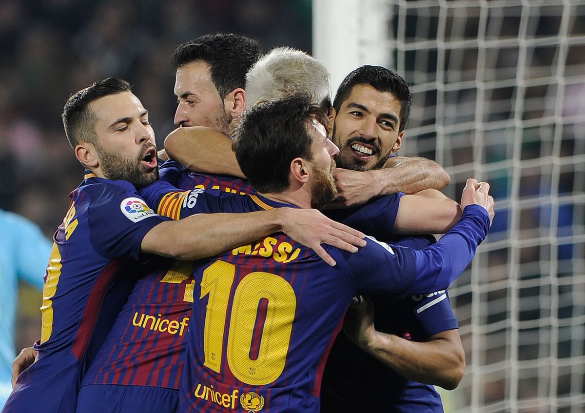 El Barcelona se desató en el segundo tiempo y goleó al Betis de la mano de Suárez y Messi. (Foto Prensa Libre: AFP)