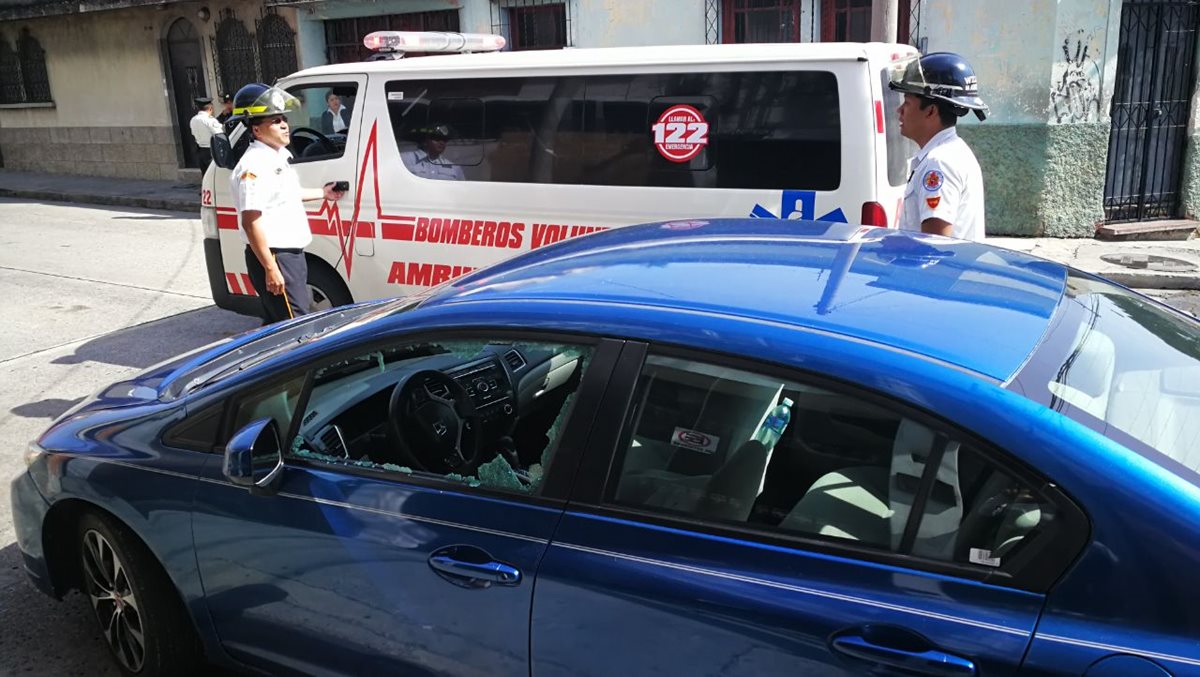 Vehículo localizado en el lugar de donde fue trasladada la mujer que falleció a su ingreso al hospital. (Foto Prensa Libre: Estuardo Paredes).