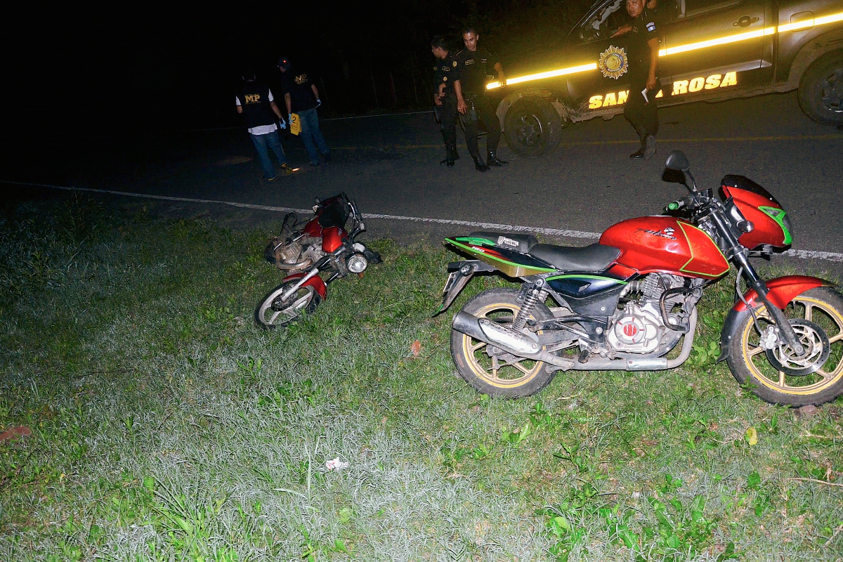 Dos motocicletas que habrían sido robadas fueron decomisadas por la PNC, en el km 75 de la ruta de Santa Rosa a Chiquimulilla. (Foto Prensa Libre: Oswaldo Cardona)