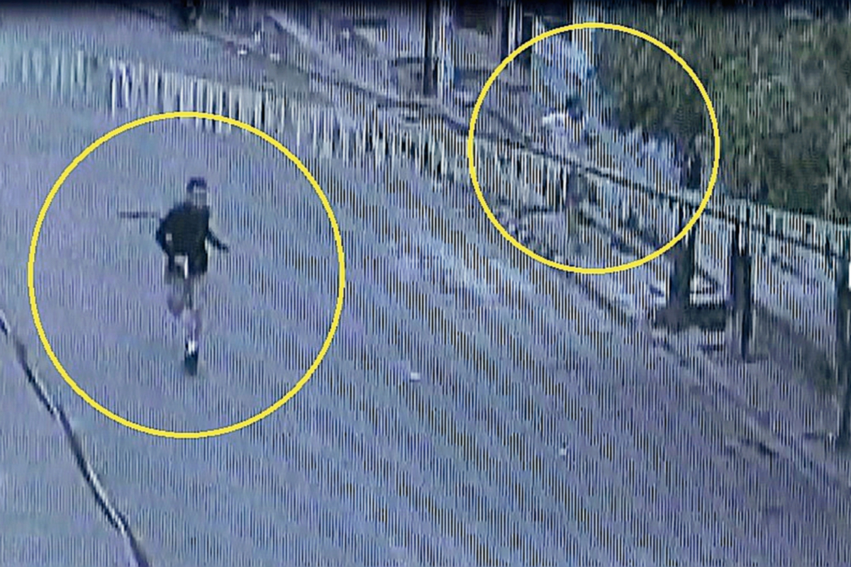 Una cámara captó la huida de los presuntos sicarios del lugar del doble crimen. Uno de ellos fue capturado por la Policía Nacional Civil. (Foto: Prensa Libre)