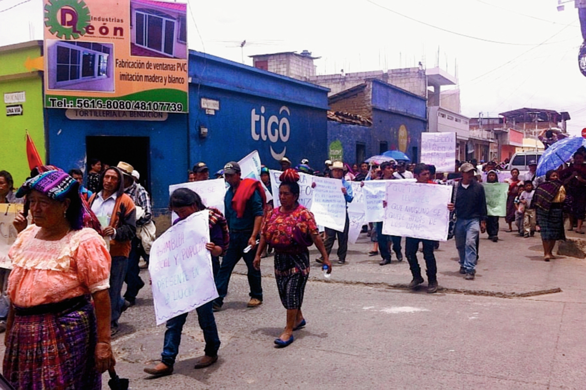 Pobladores marchan en Santa Cruz del Quiché para rechazar actos de corrupción en la administración pública. (Foto Prensa Libre: Óscar Figueroa)