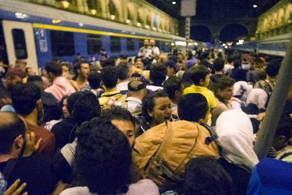 Inmigrantes esperan abordar un tren en la estación de tren en Hungría. (Foto Prensa Libre: AP)
