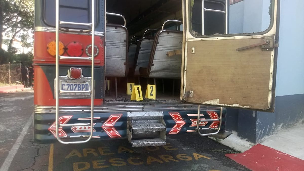 Varios casquillos quedaron dentro de la unidad de los transportes Esmeralda, en Escuintla. (Foto Prensa Libre: Carlos Paredes)