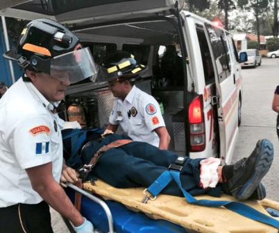 Bomberos Voluntarios auxilian a las féminas atacadas en Boca del Monte. (Foto Prensa Libre: CVB)
