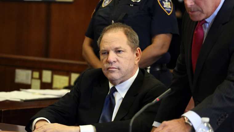 Harvey Weinstein compadece ante un tribunal en Manhattan por tres nuevos cargos por delitos sexuales, en Nueva York (Foto Prensa Libre: EFE)